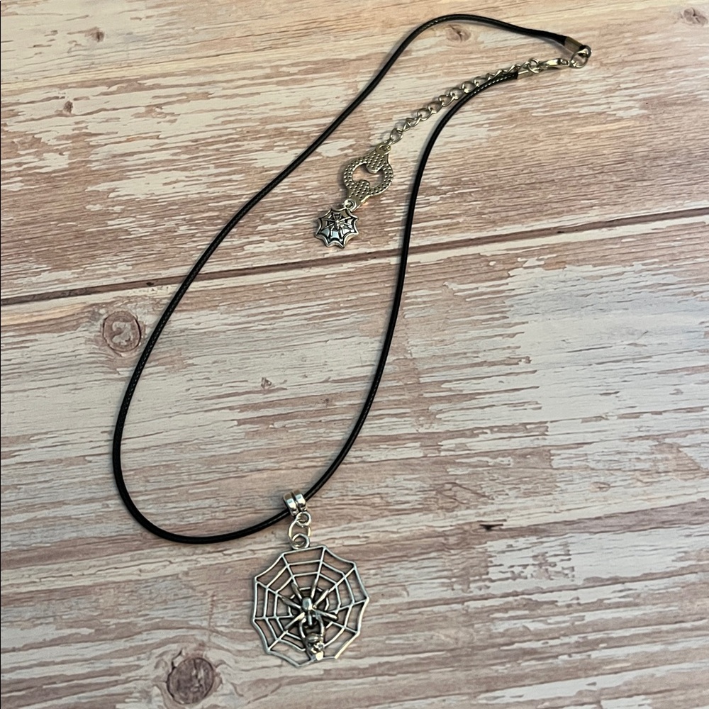 NWT Spider Web Pendant Necklace - Picture 7 of 12